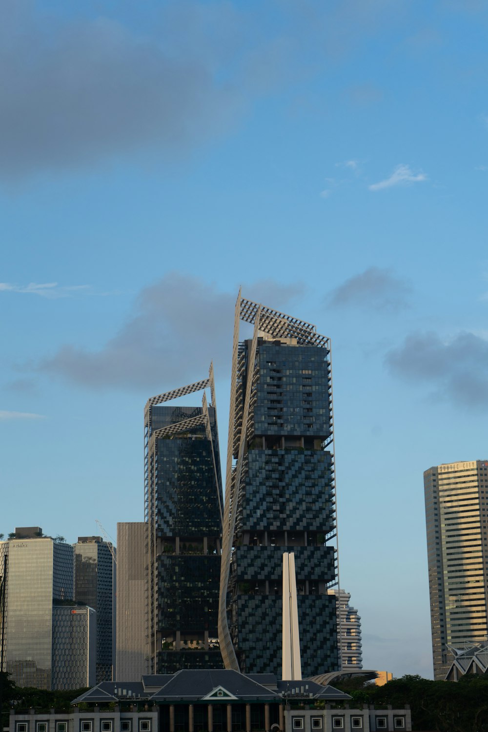 昼間の青空に覆われた高層ビル群