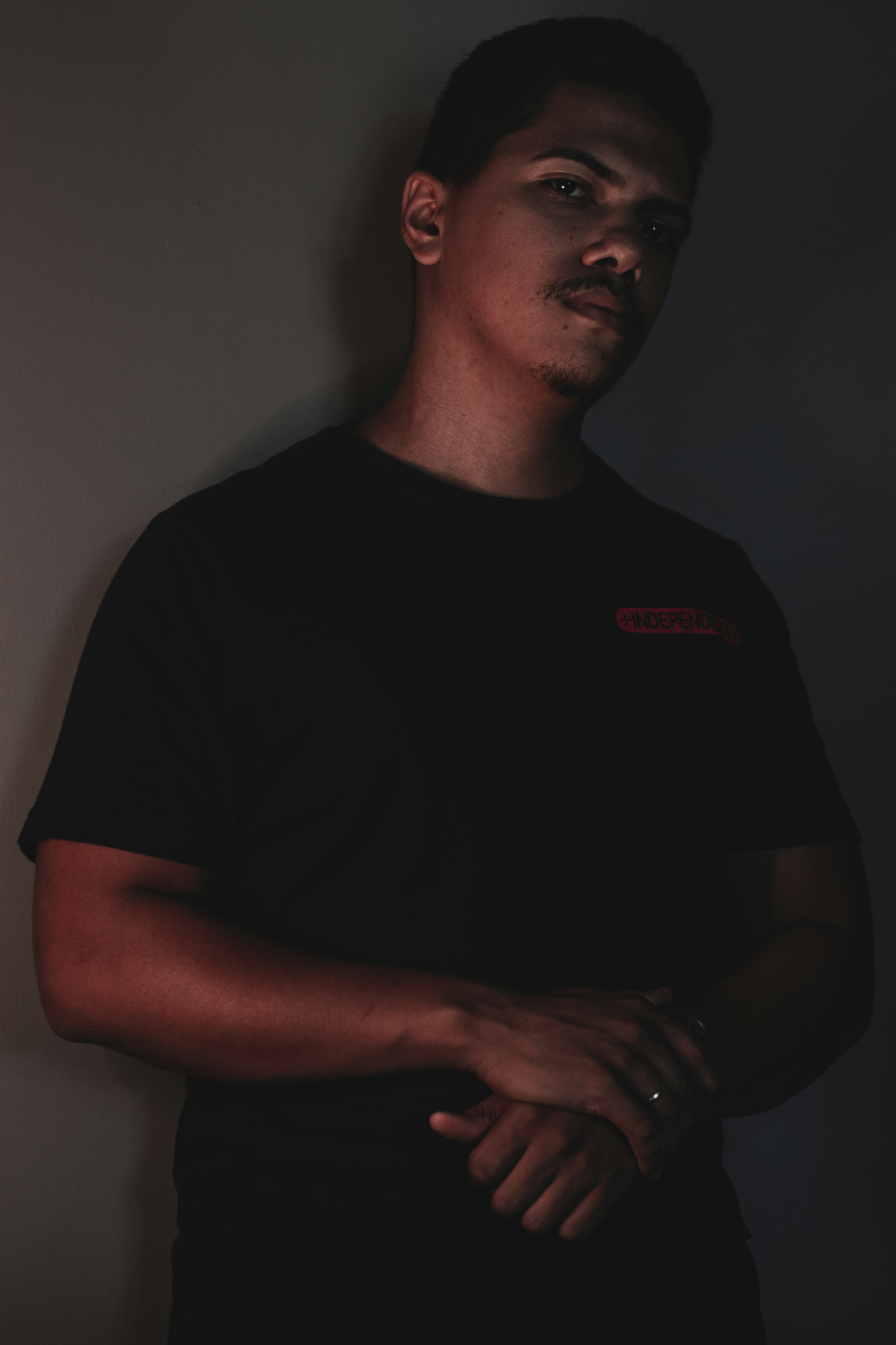 man in black crew neck t-shirt