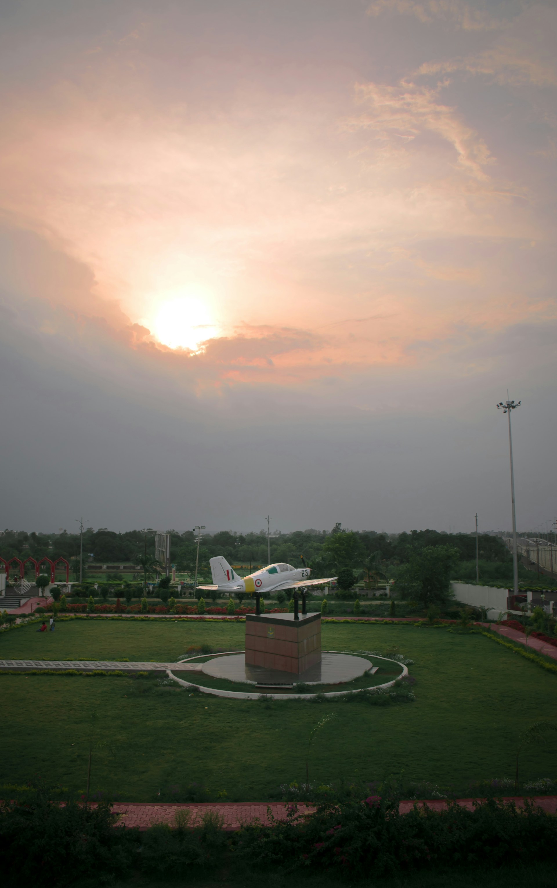 gray computer monitor