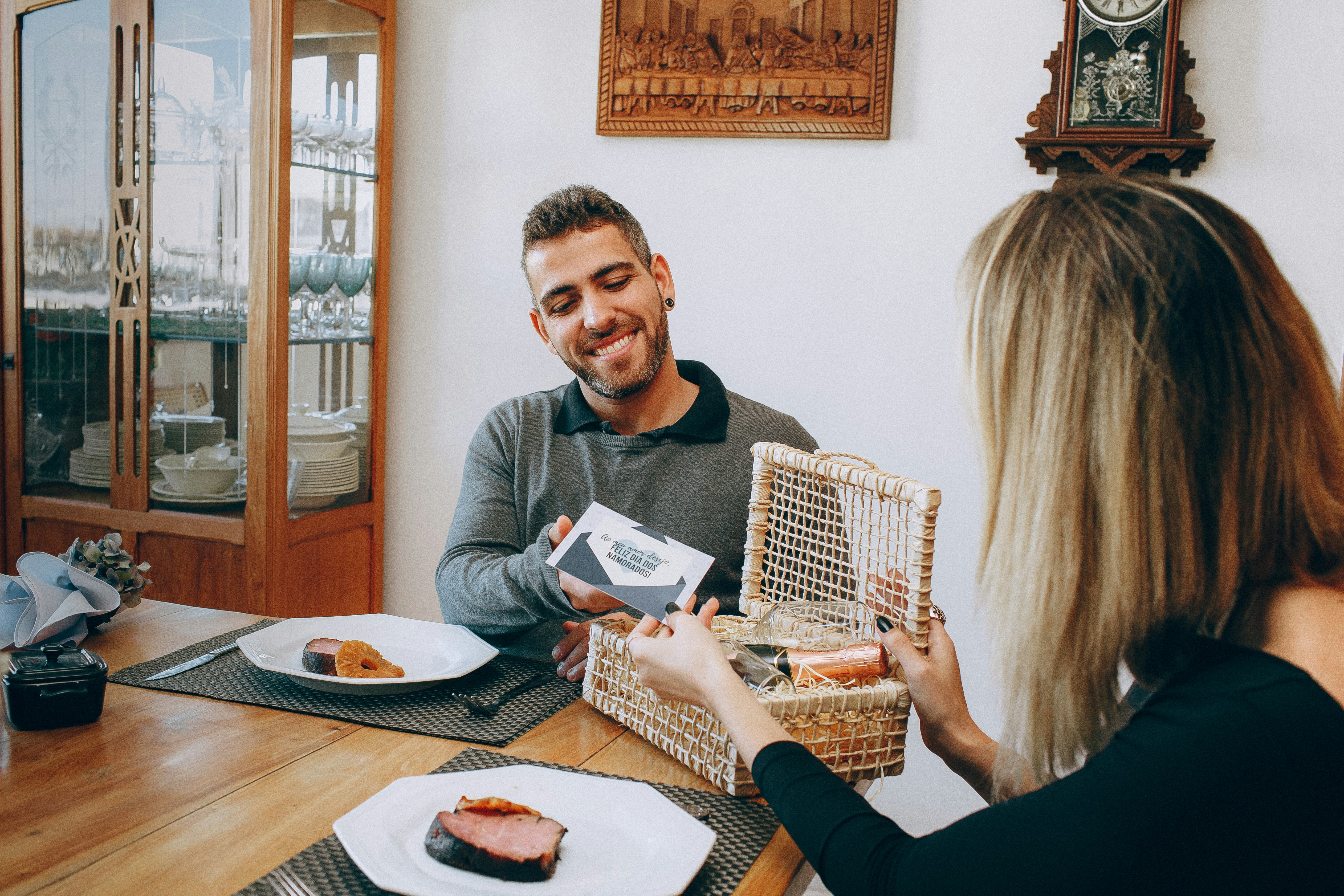 Un serveur apporte un plat à des clients souriants.