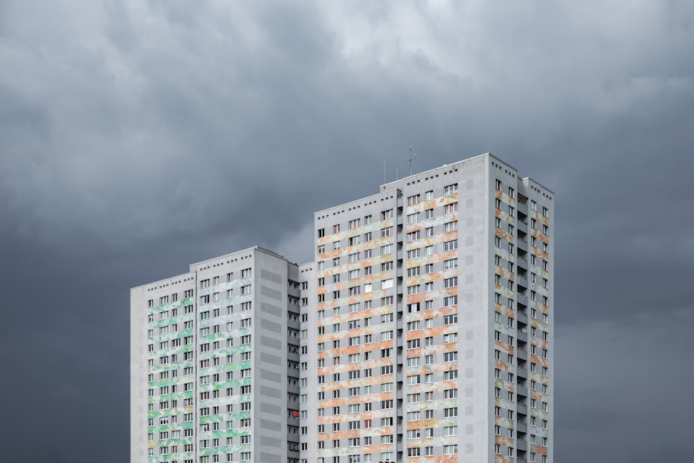 회색 하늘 아래 흰색 콘크리트 건물