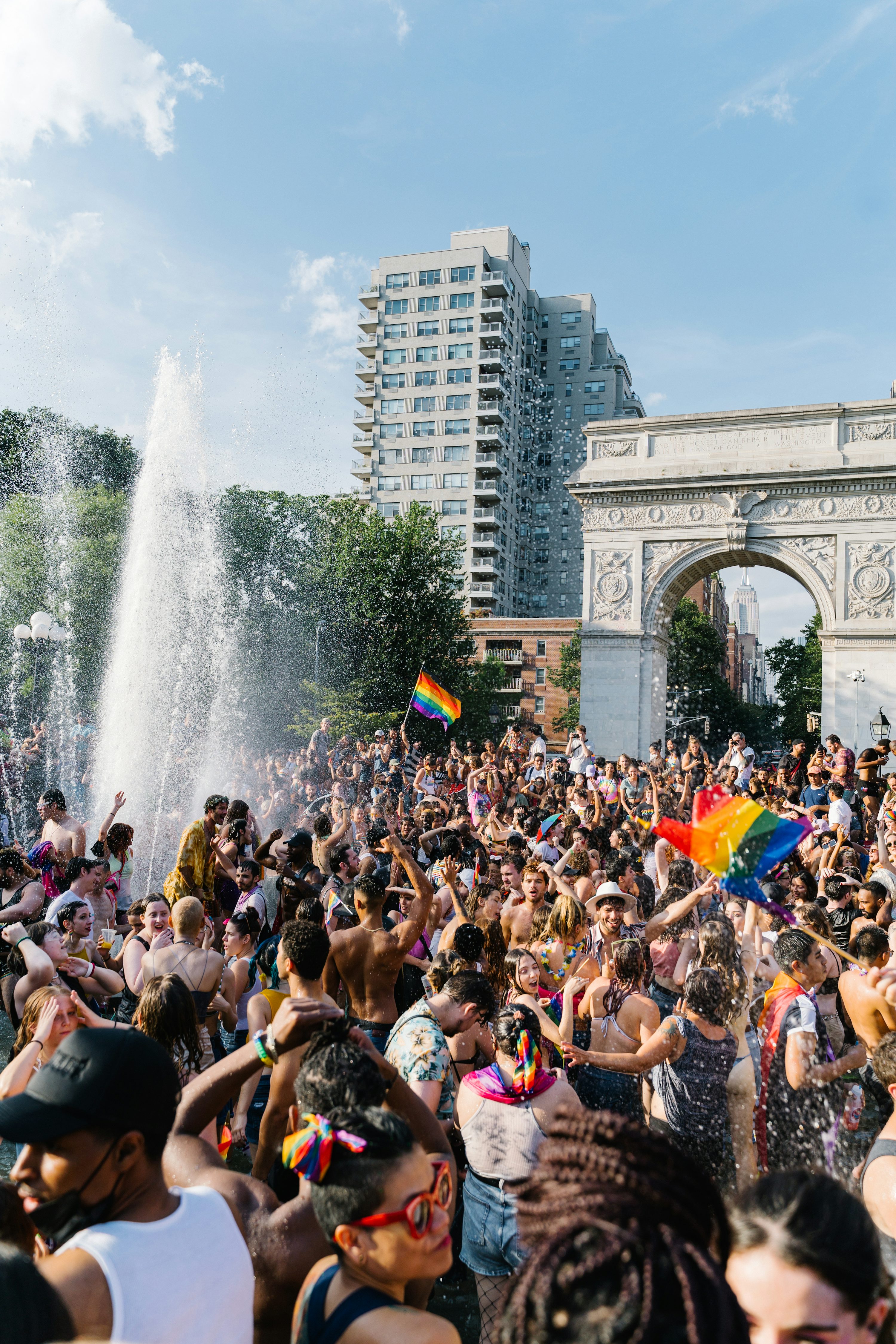 Personnes se rassemblant près de la fontaine pendant la journée