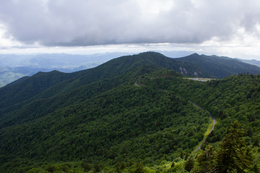 montagne verdi sotto nuvole bianche durante il giorno