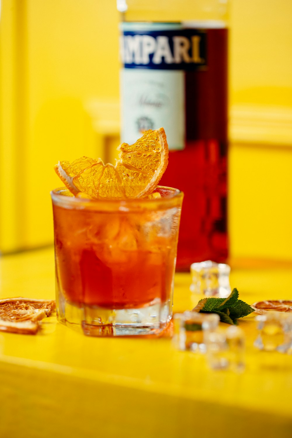 clear drinking glass with ice and lemon