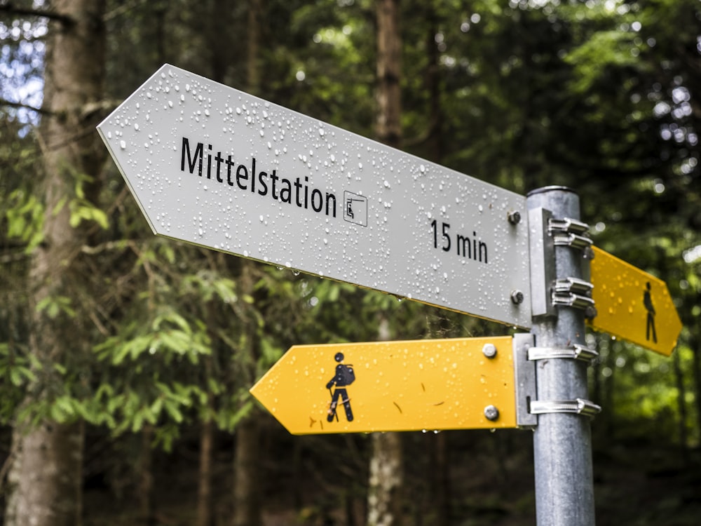 Panneau de signalisation jaune et noir