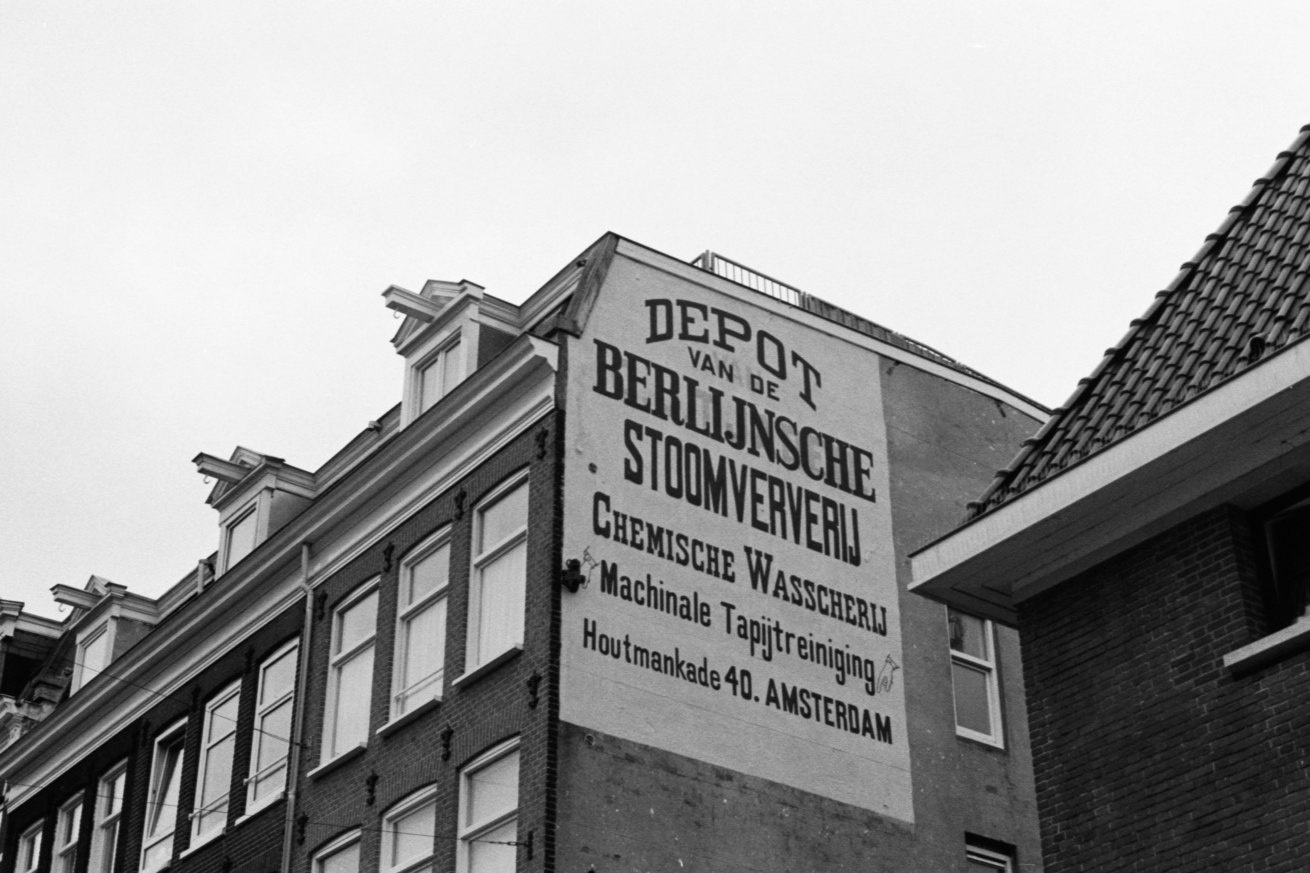 Hollanda'da diş hekimliği denklik başvurusu sürecini temsil eden, üzerinde tıbbi belgeler ve diş hekimliği araçlarının bulunduğu modern bir çalışma masası.