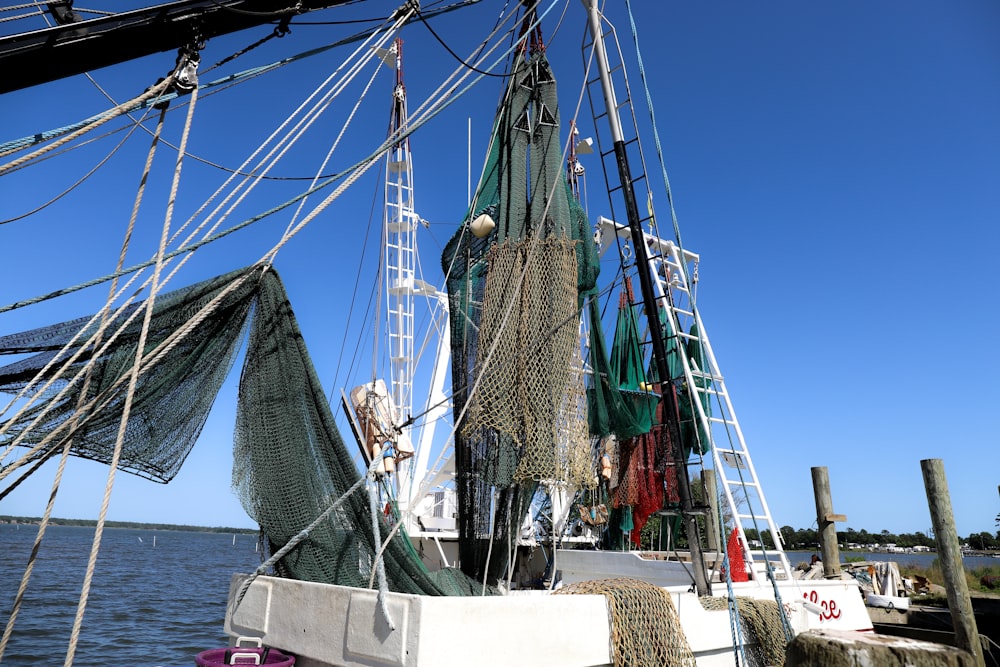 blau-weißes Segelboot auf See tagsüber