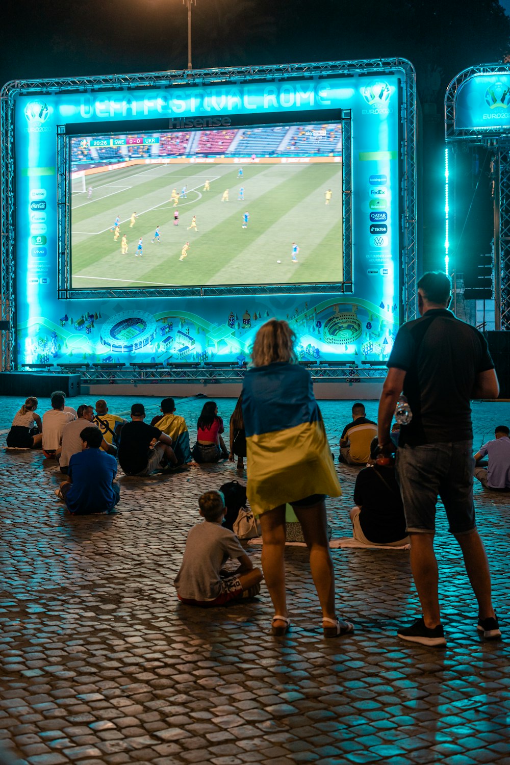 persone sedute sulla sedia che guardano la partita di calcio