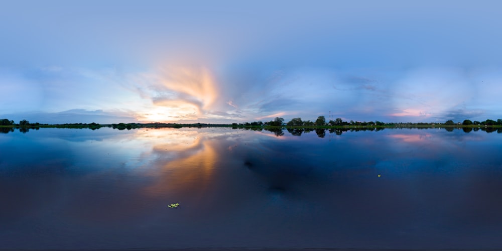 Plan d’eau sous ciel bleu