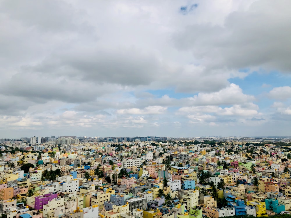 vista aérea da cidade sob o céu nublado durante o dia
