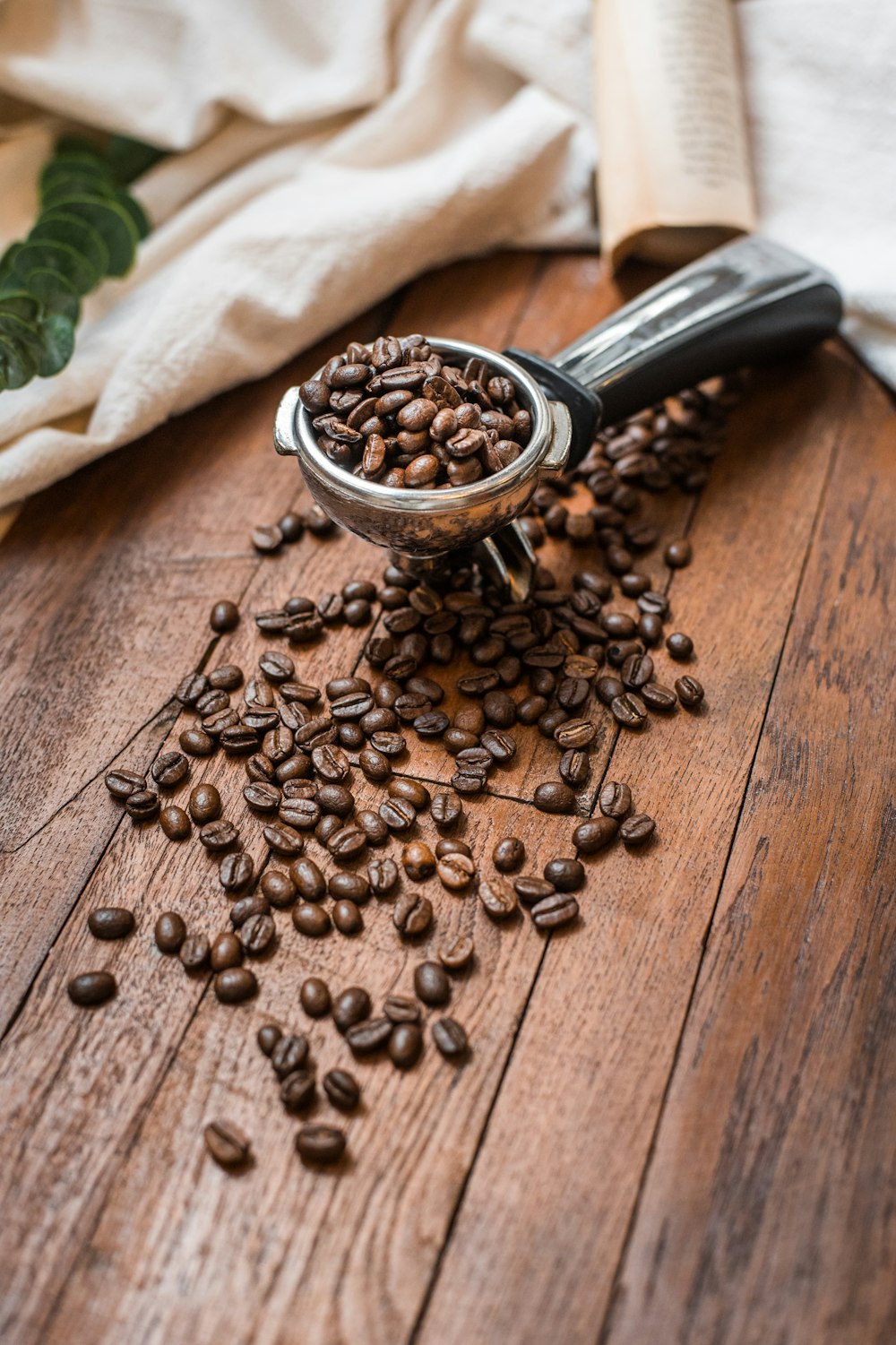granos de café sobre mesa de madera marrón