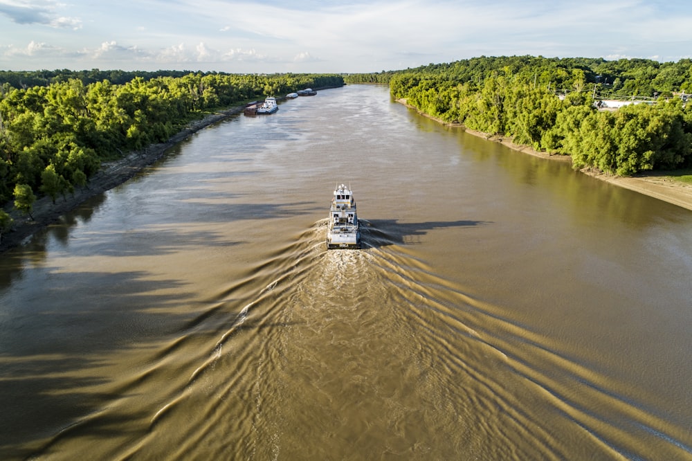 Barco blanco y negro en el río durante el día