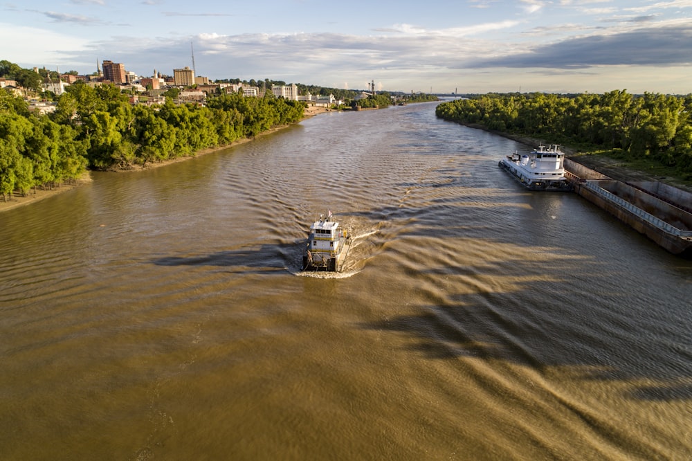 barco branco e preto no rio durante o dia