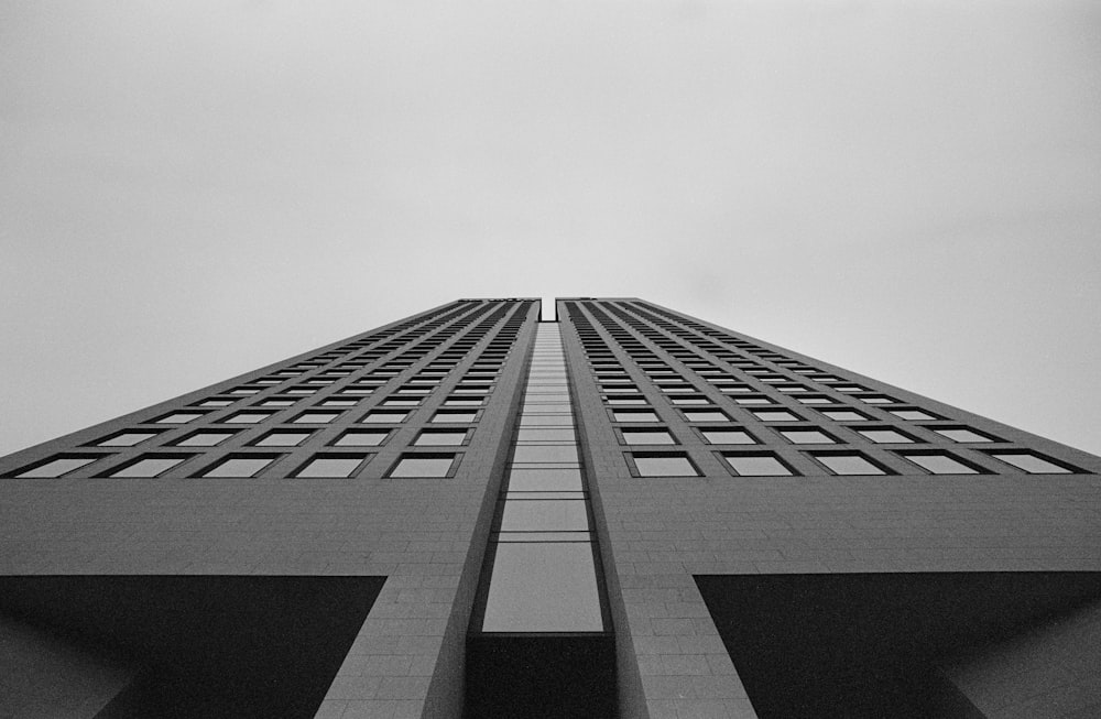 Bâtiment en béton noir et blanc