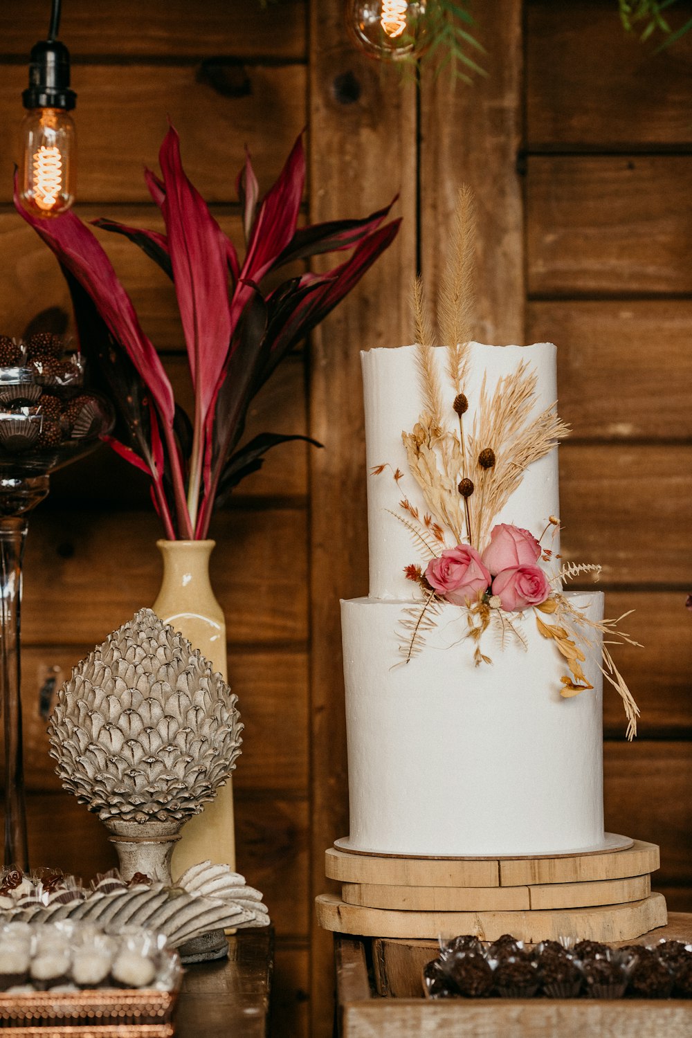 weiße und rote Blumen in Vase