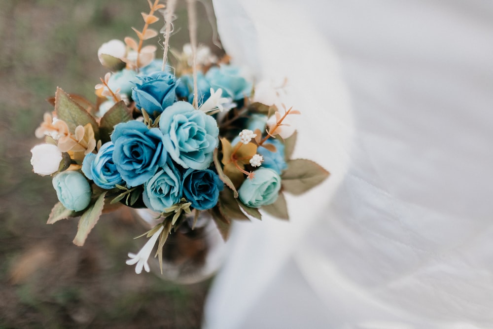 Foto ramo de flores azules y blancas – Imagen Boda gratis en Unsplash