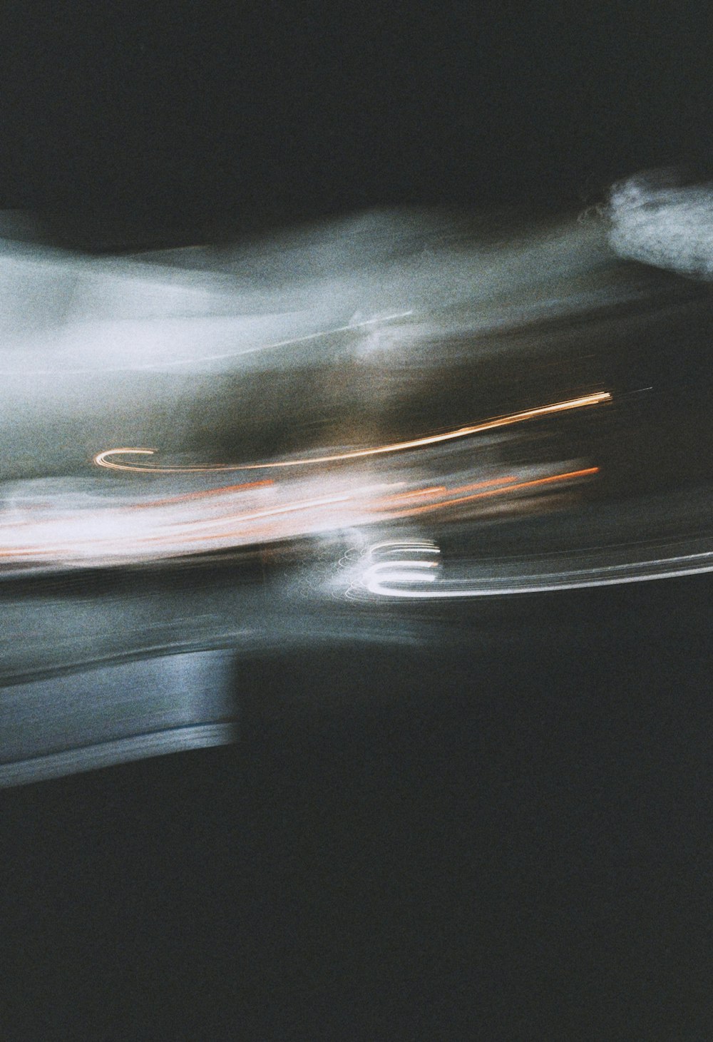 Fotografia time lapse di auto su strada durante la notte