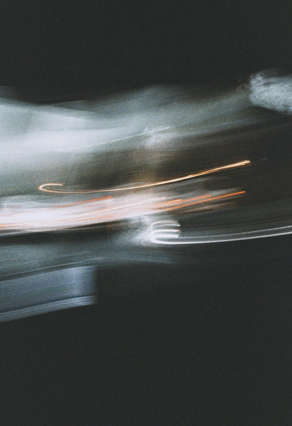 photographie en accéléré de voitures sur la route pendant la nuit