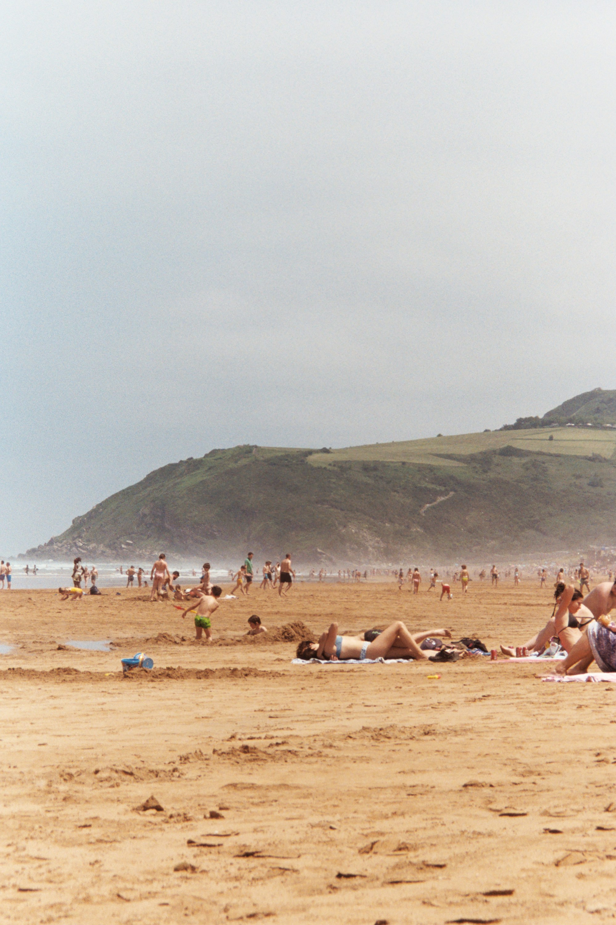 personnes sur la plage pendant la journée