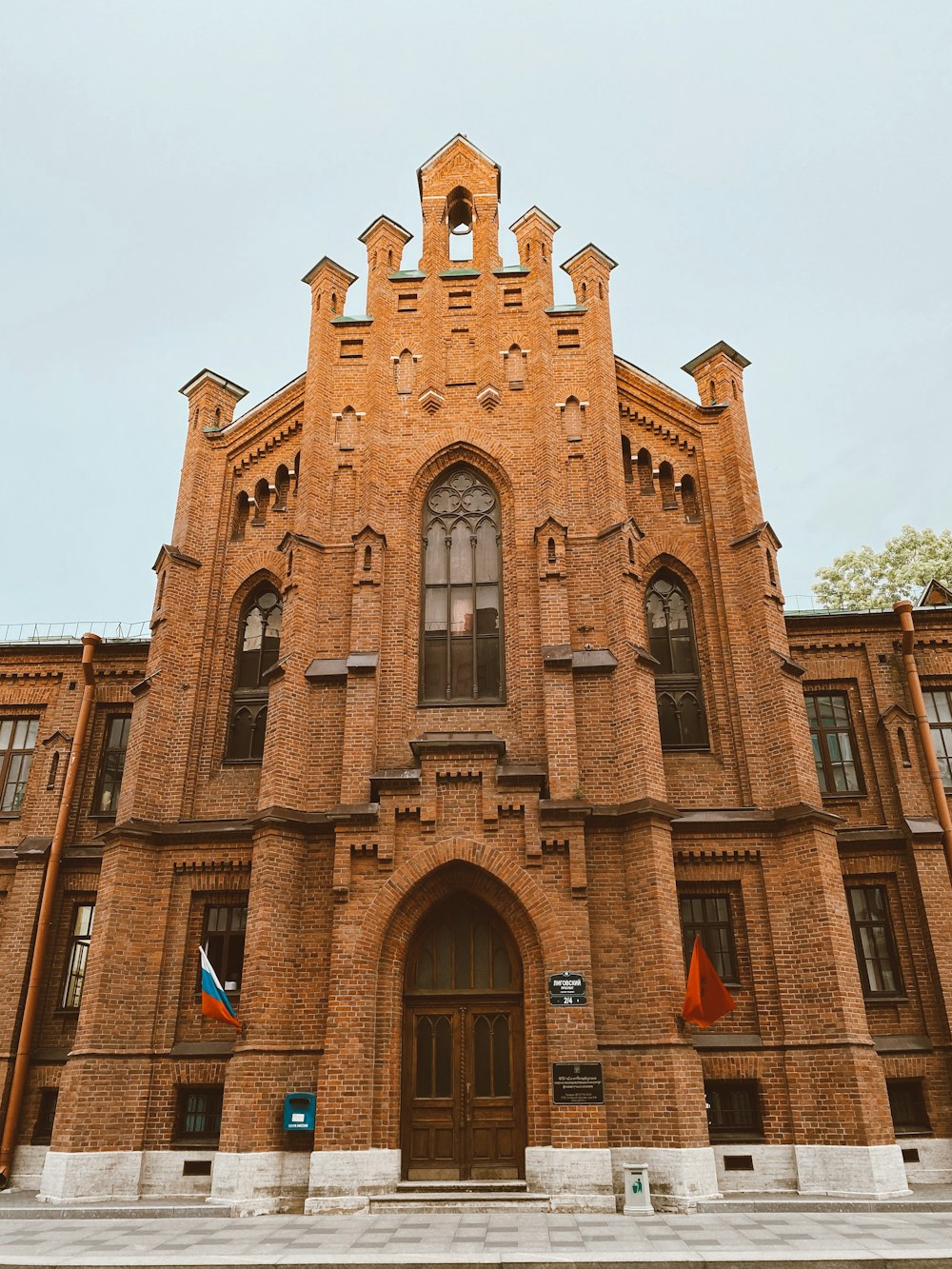 edificio in cemento marrone sotto il cielo blu durante il giorno