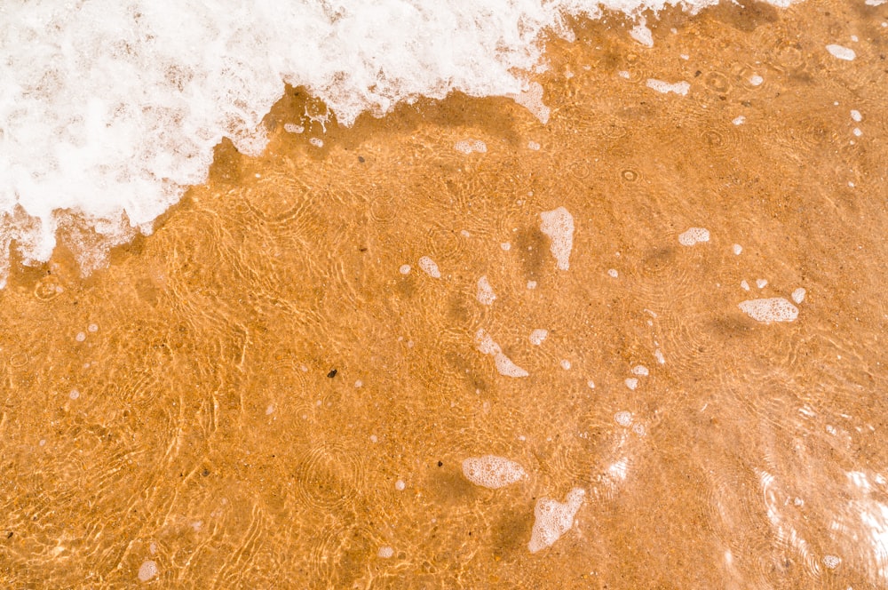 sabbia marrone su sabbia bianca