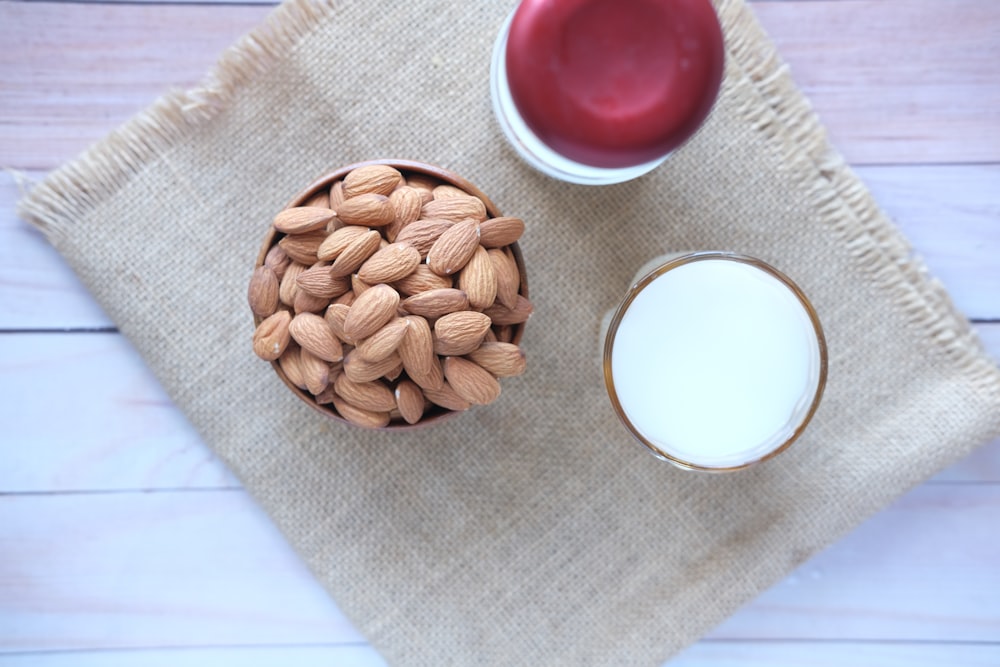 biscotti rotondi marroni su ciotola di ceramica bianca