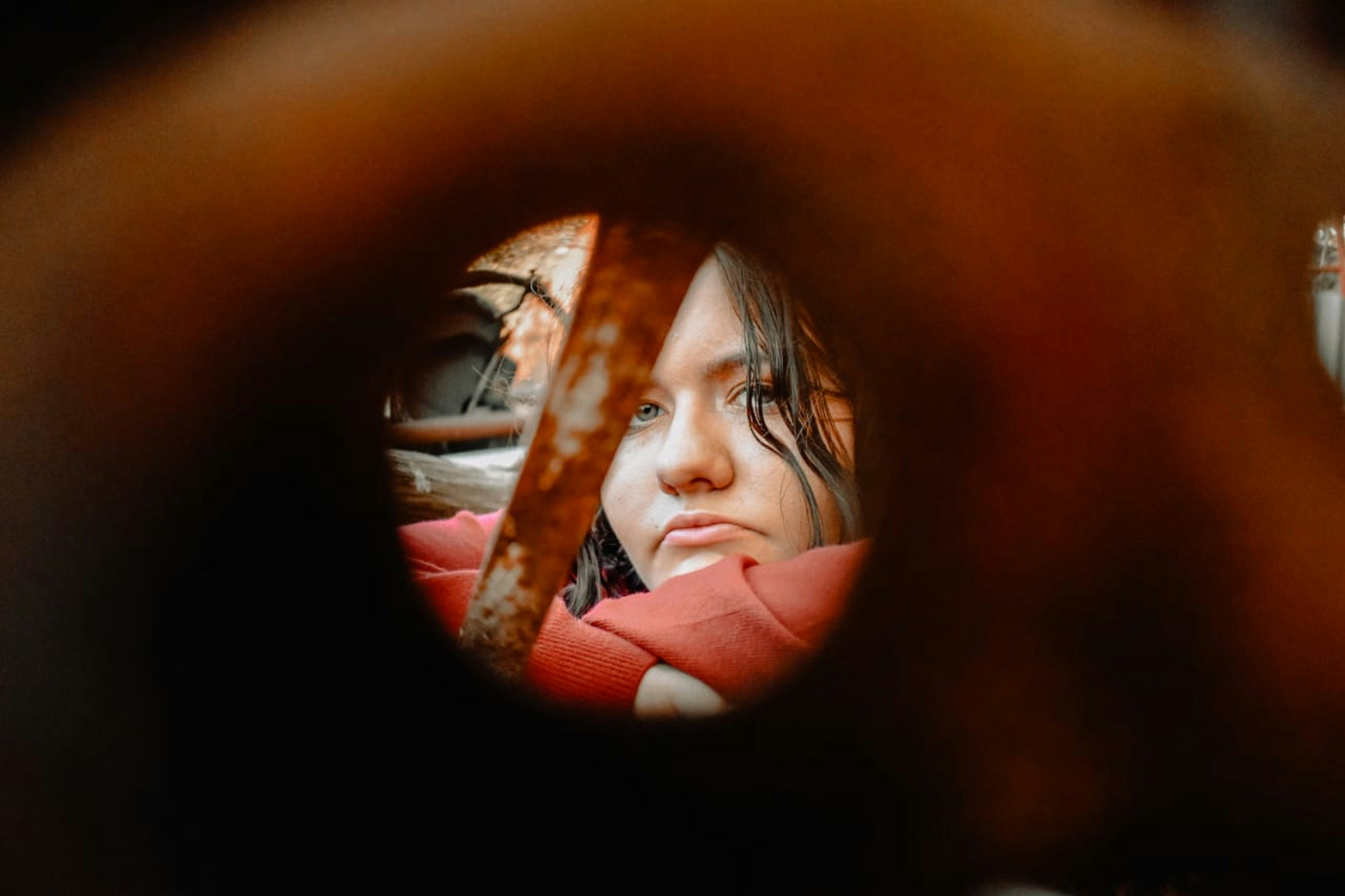 wanita dengan rambut coklat melihat ke atas