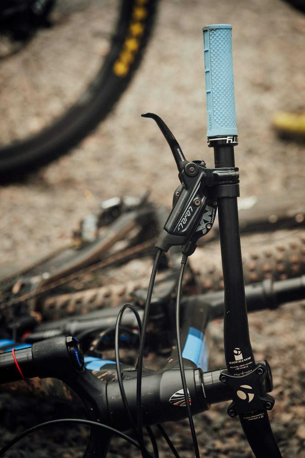 黒と青の自転車用ハンドルバー