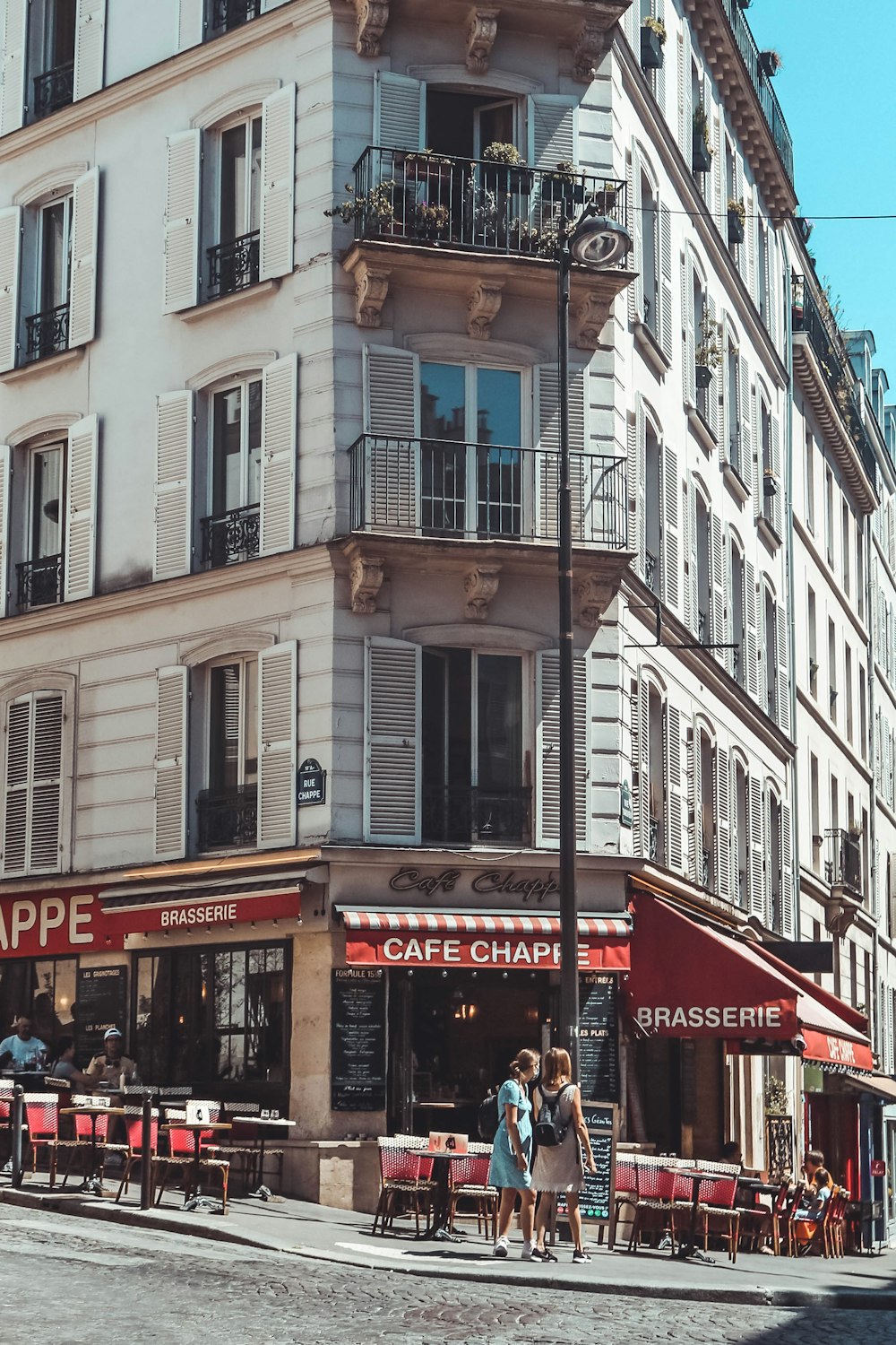 les personnes qui marchent dans la rue près d’un immeuble pendant la journée ;