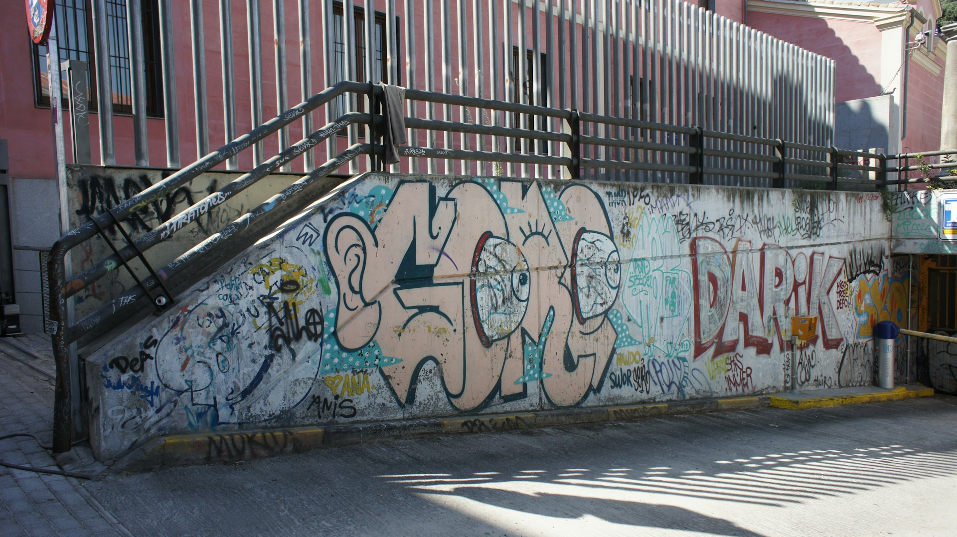 graffiti on wall during daytime