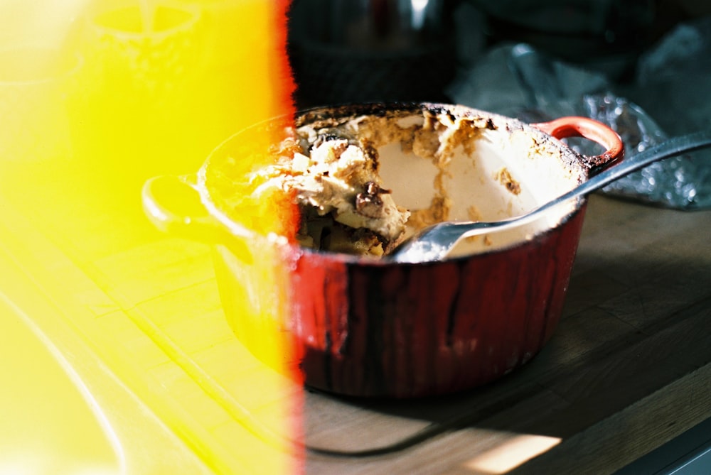 gelato in ciotola di ceramica marrone