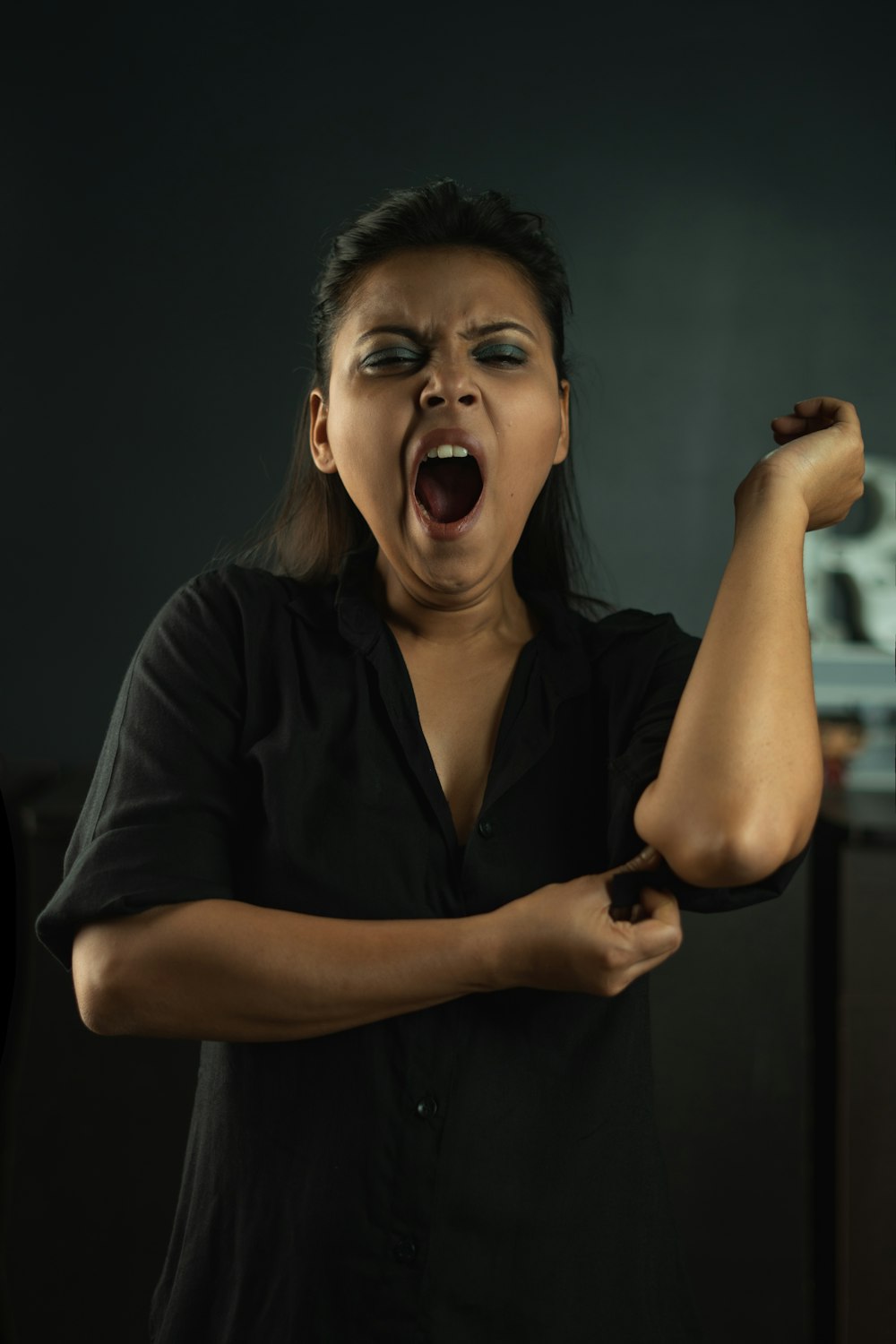 Mujer con camisa negra abotonada