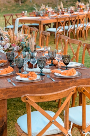 Centros de mesa con flores naturales vajilla y loza elegante mantelería y decoración de calidad