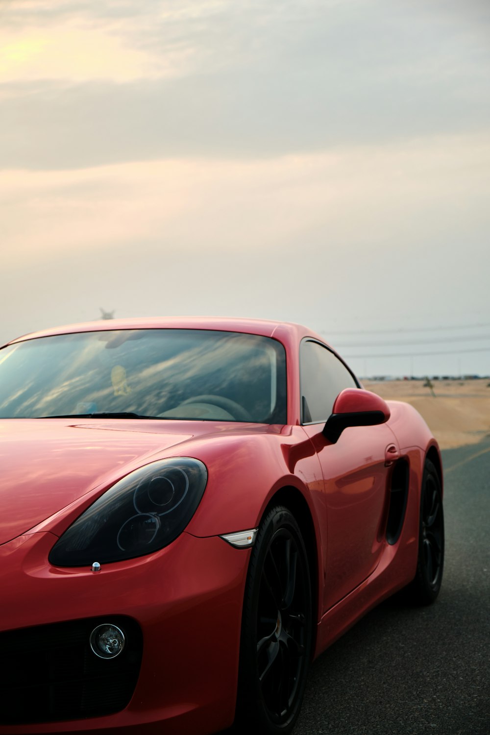 Porsche 911 rojo en carretera
