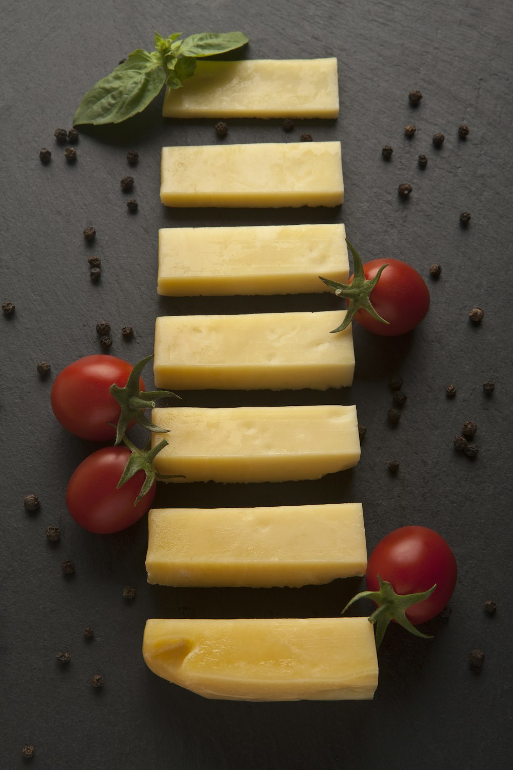 queso en lonchas sobre superficie gris