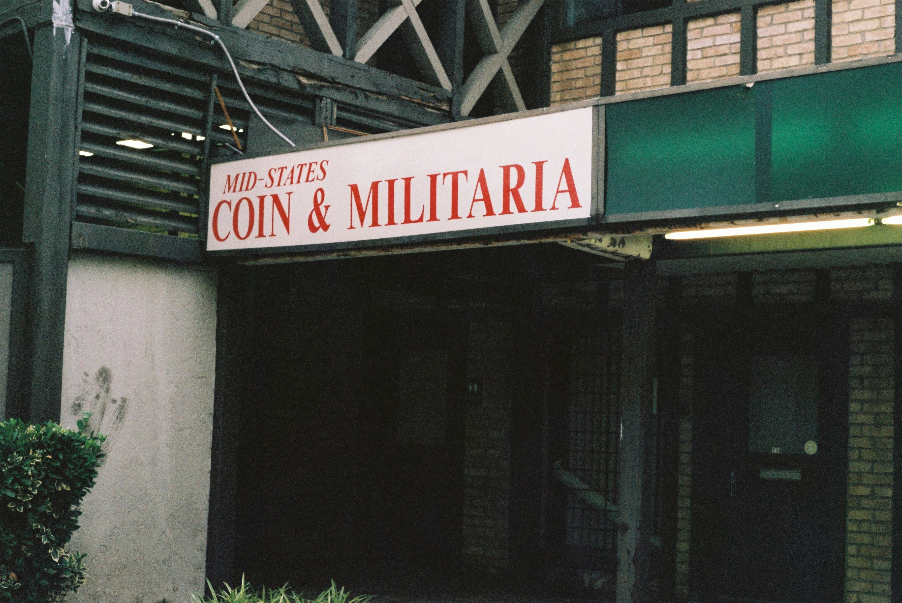 Red and white UNKs signage