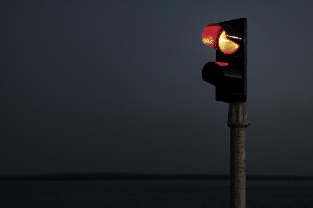 black and red traffic light