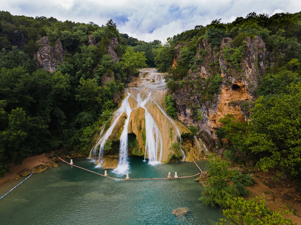 ponte branca sobre o rio durante o dia