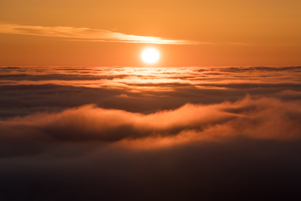 nuvole e cielo durante il tramonto