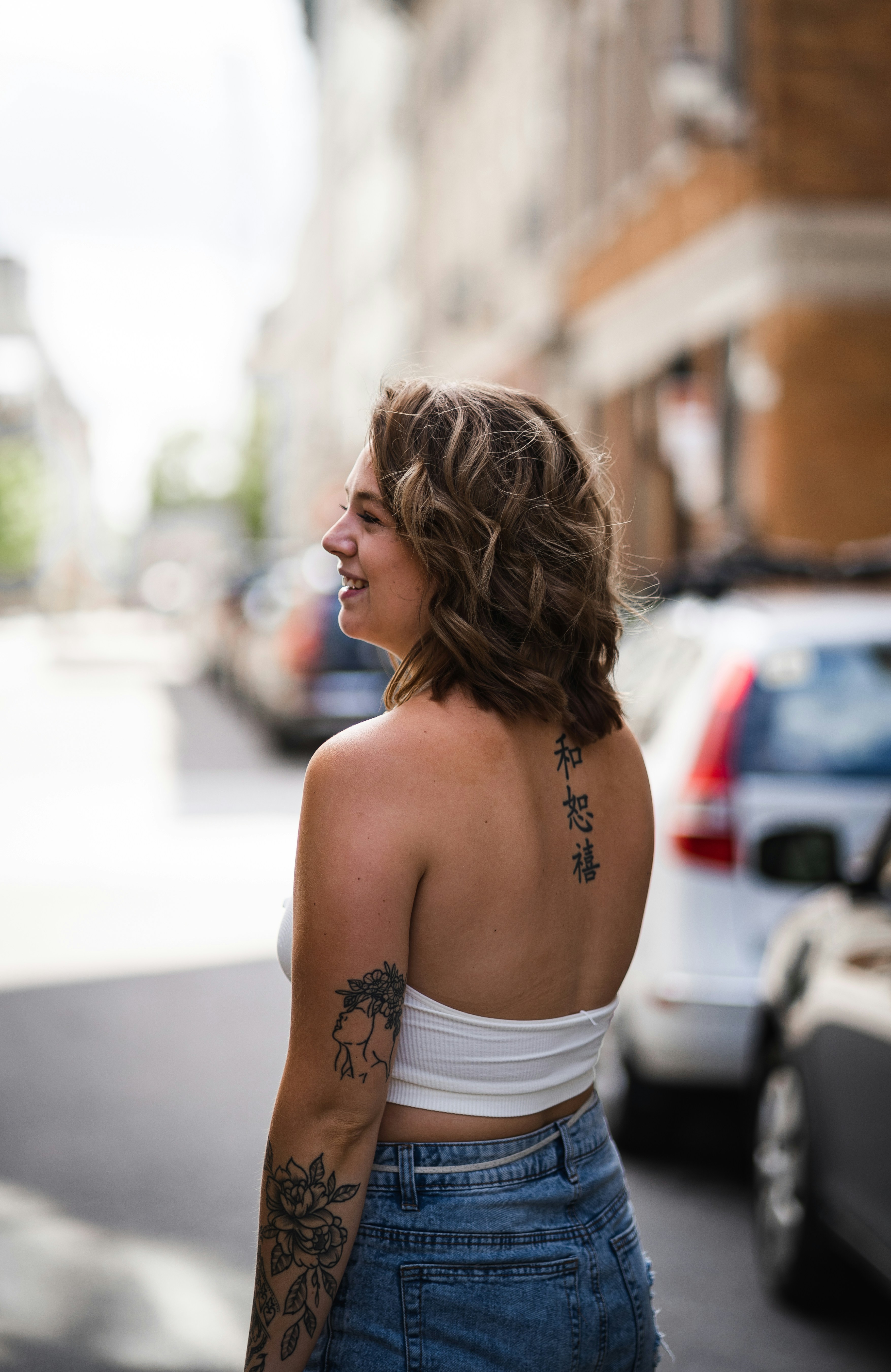 背中にタトゥーのある白いチューブトップの女性の写真 Unsplashで見つける肌の無料写真