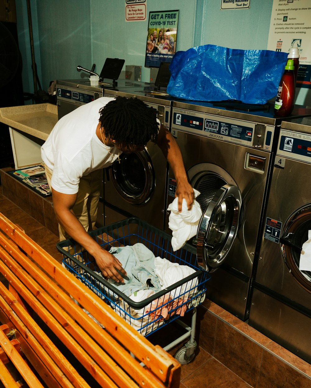 femme en t-shirt blanc lavant la vaisselle
