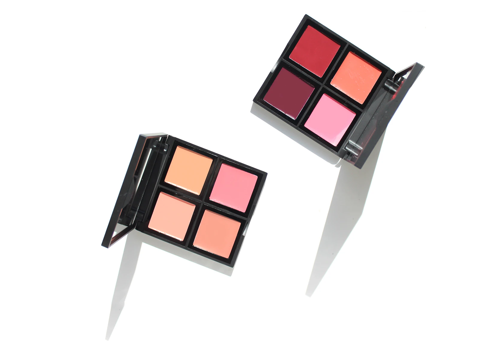 Palettes de blush aux teintes rosées et corail sur fond clair