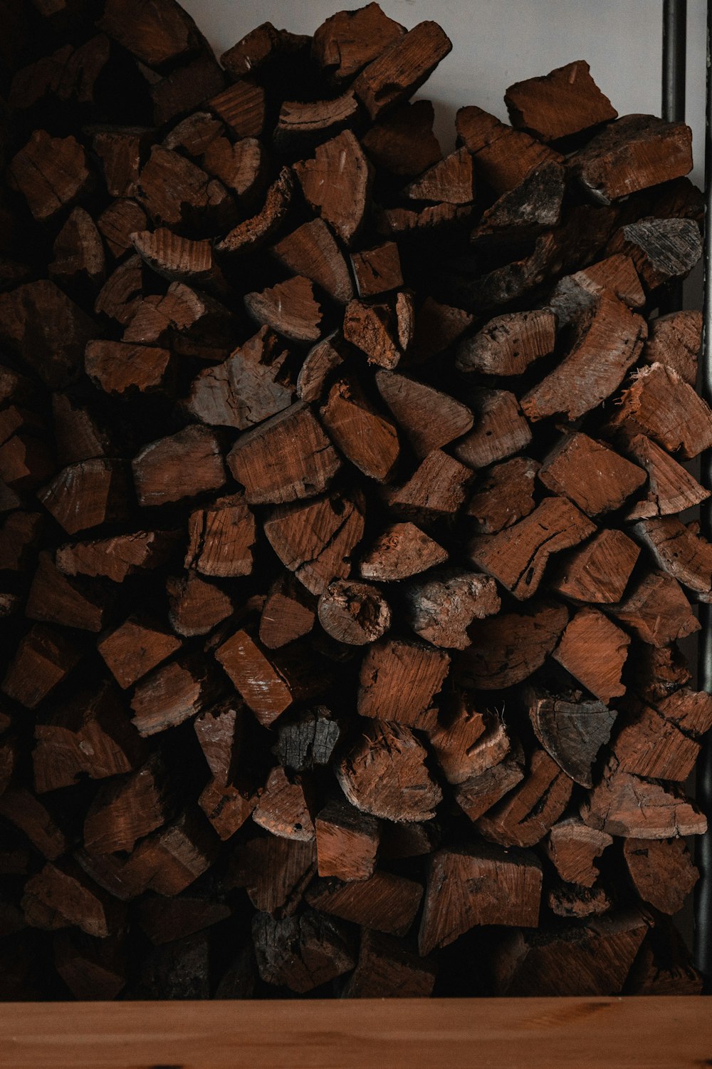 tronco di legno marrone e nero