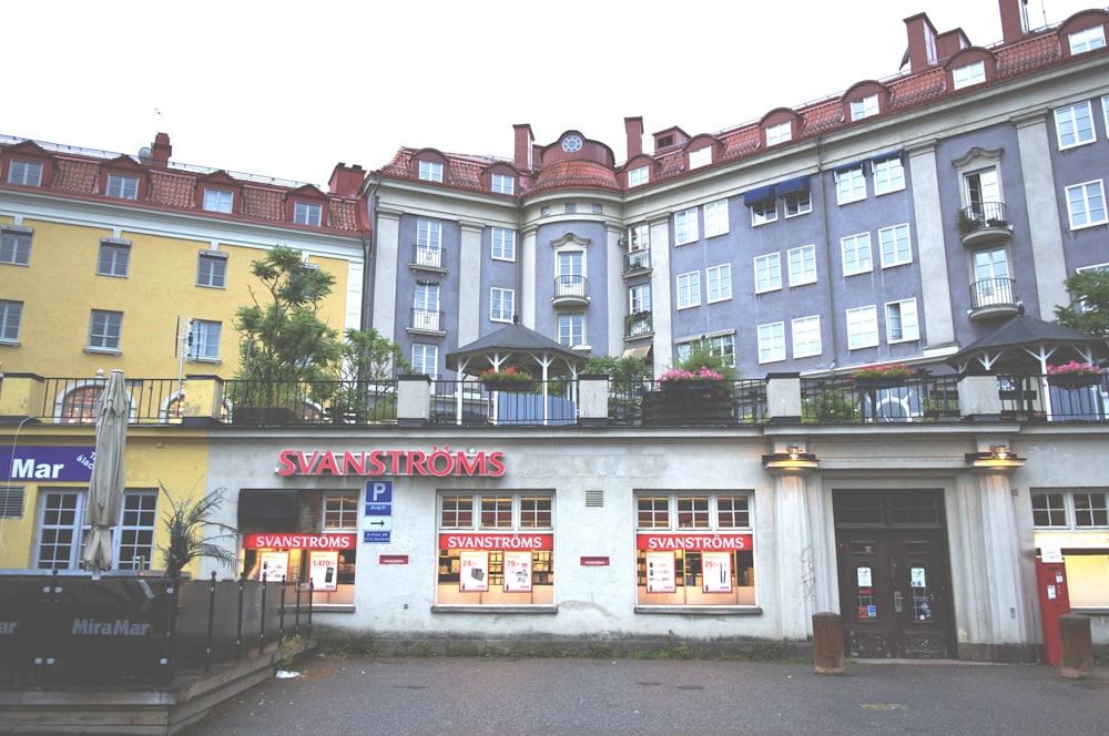 a building with a lot of windows and balconies