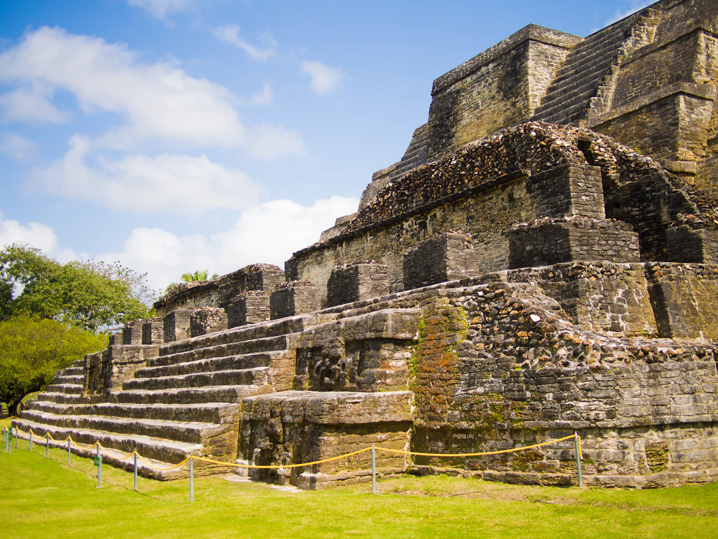 Templo maya de piedra bajo cielo azul cerca de Ciudad de Belice, Belice