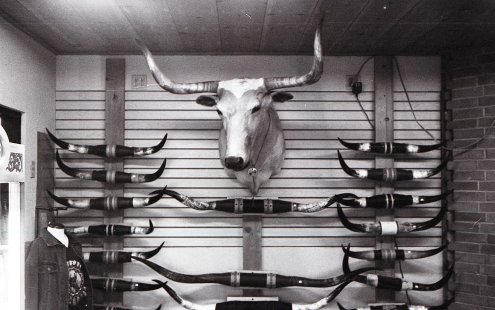 Vaca blanca sobre marco de metal negro