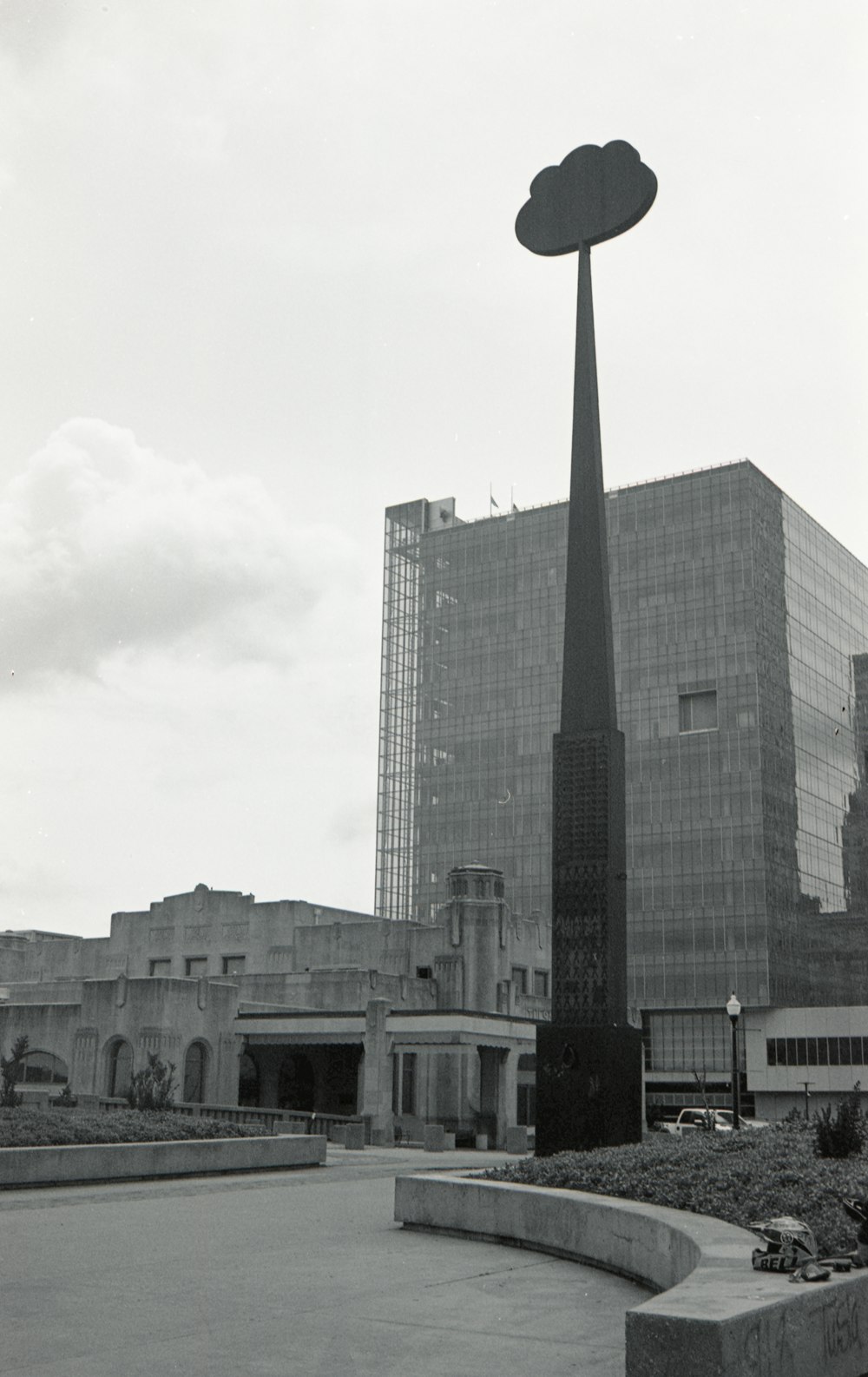 edifício de concreto cinza durante o dia