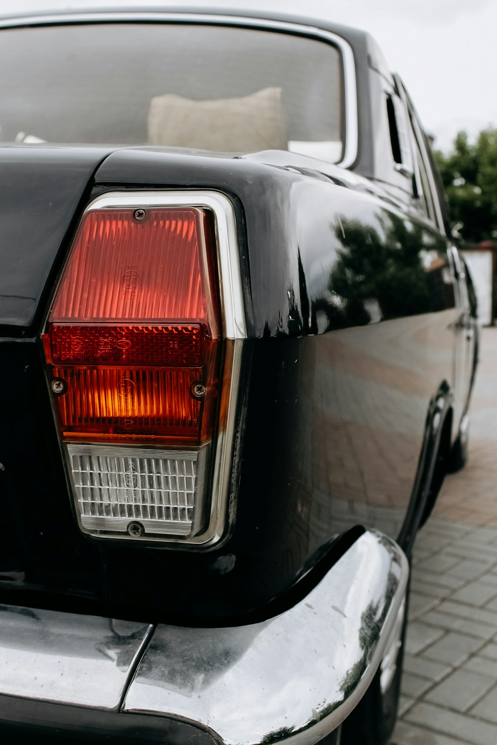 black car with red light