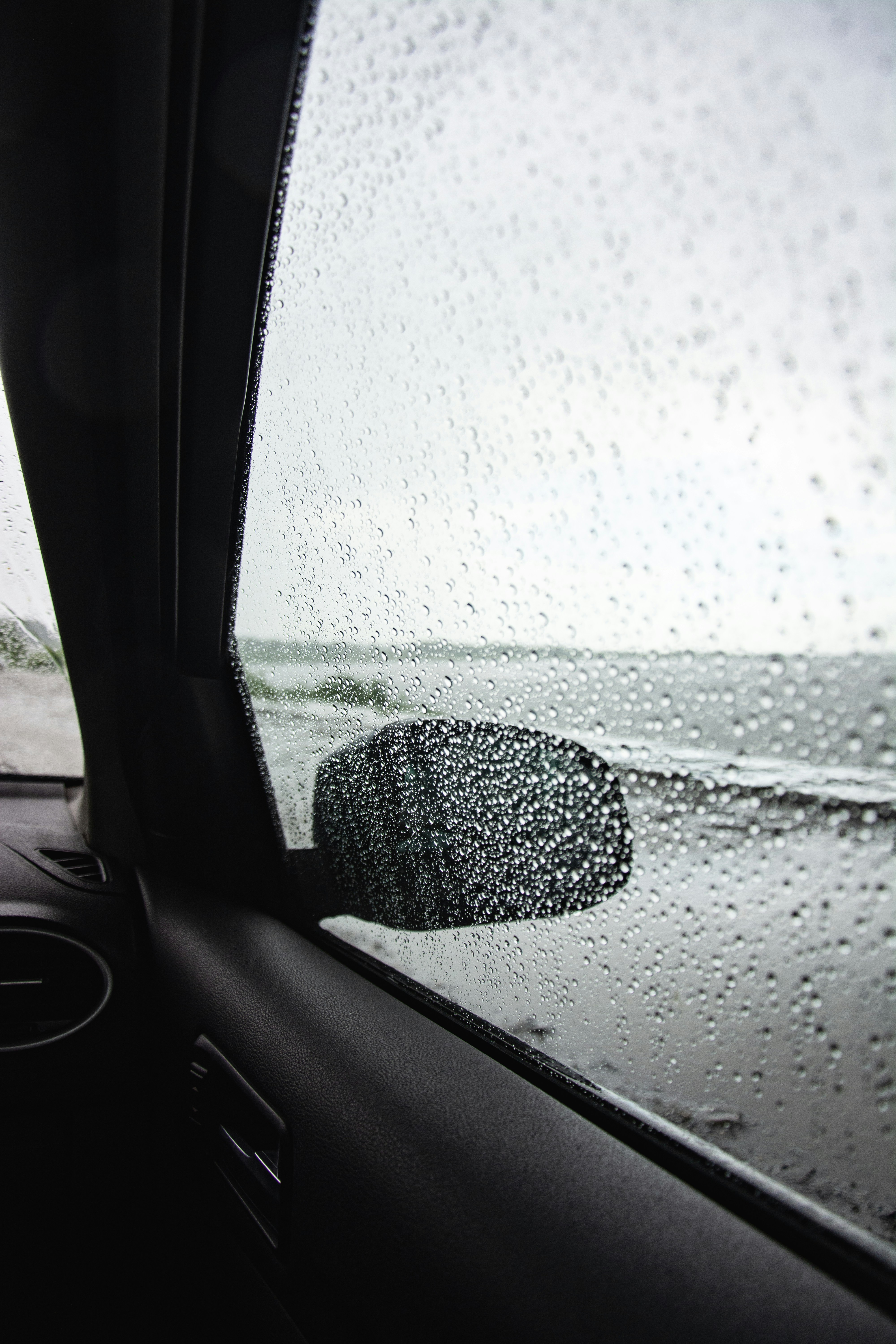 車の窓についた水滴の写真 Unsplashで見つけるニューヨークの無料写真