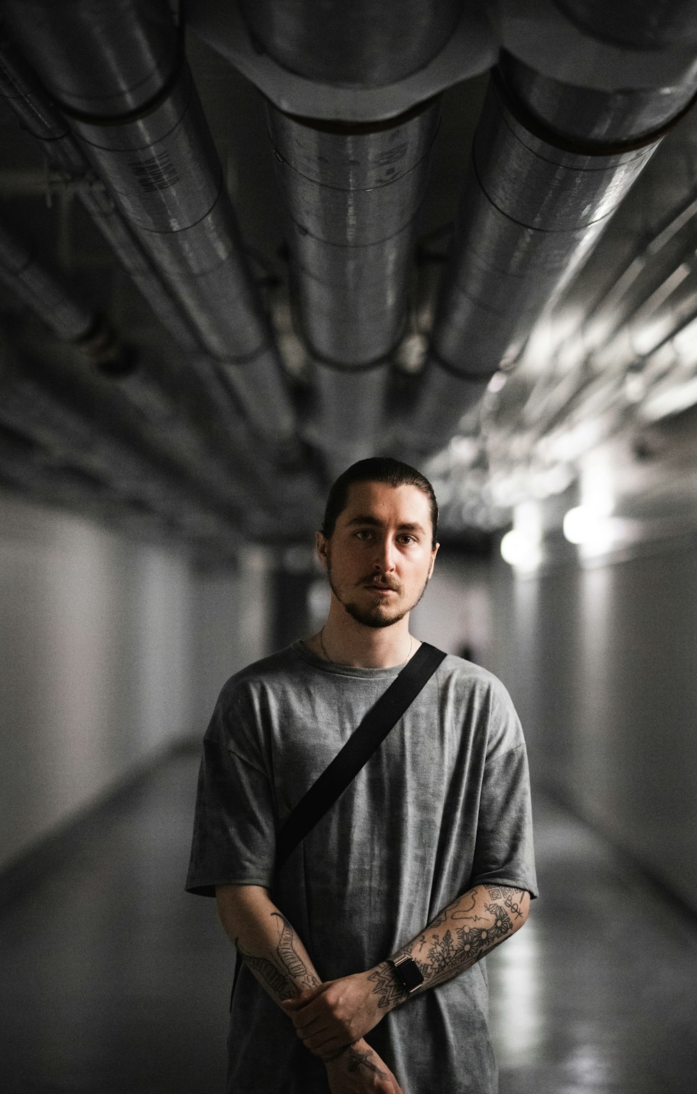 man in gray crew neck t-shirt standing in hallway